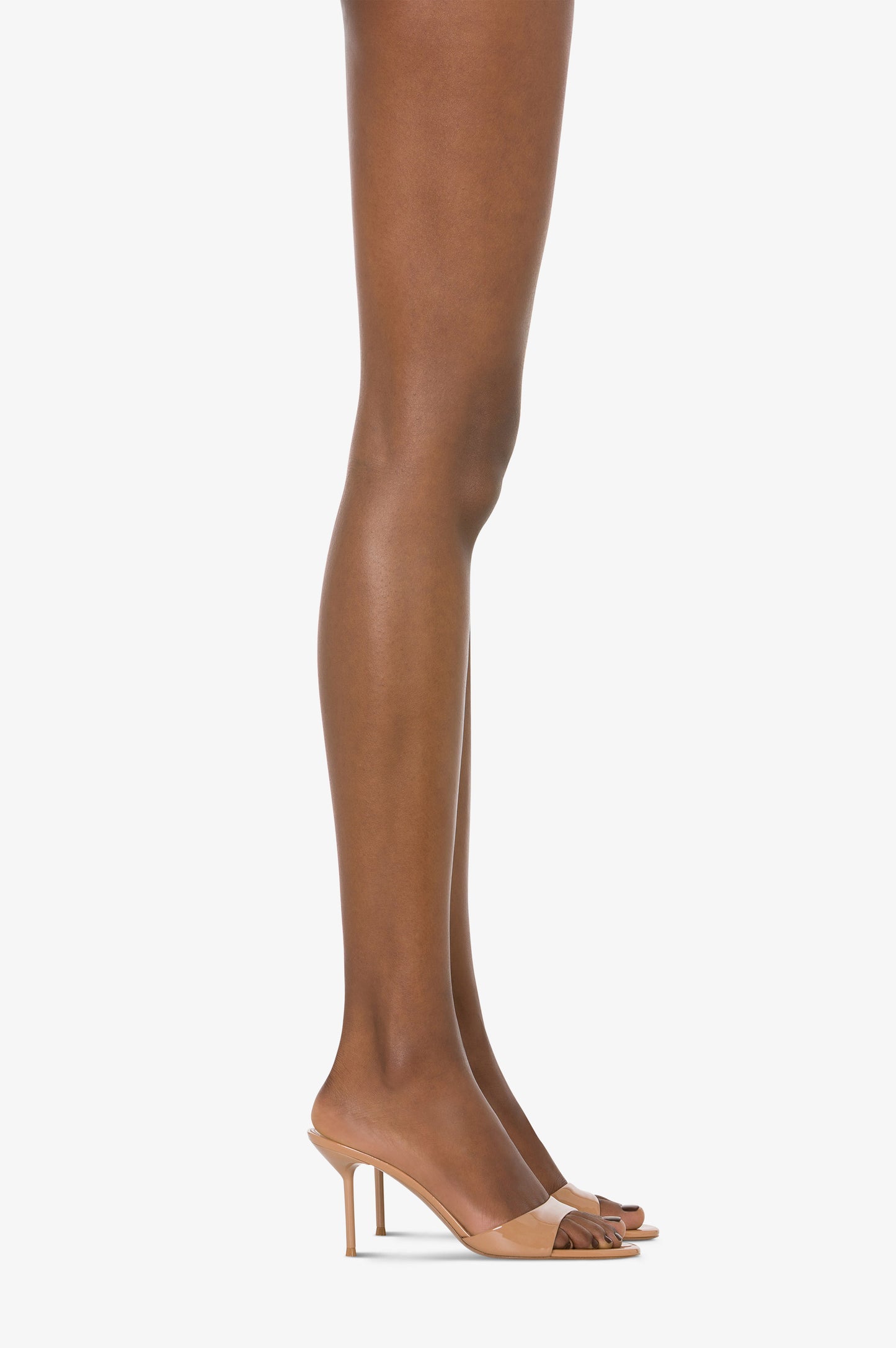 Mules in caramel patent leather