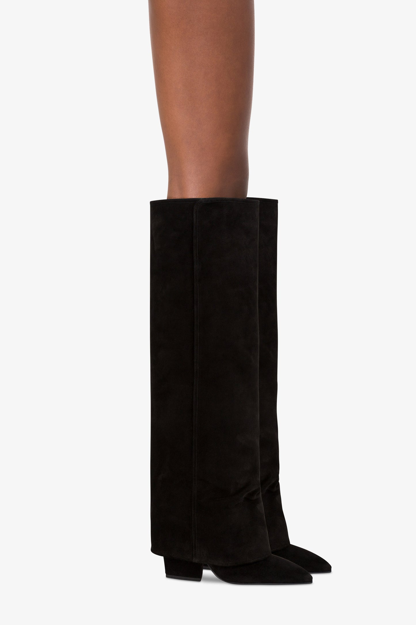 Botas <<fold-over>> de piel de ante de becerro de color negro.