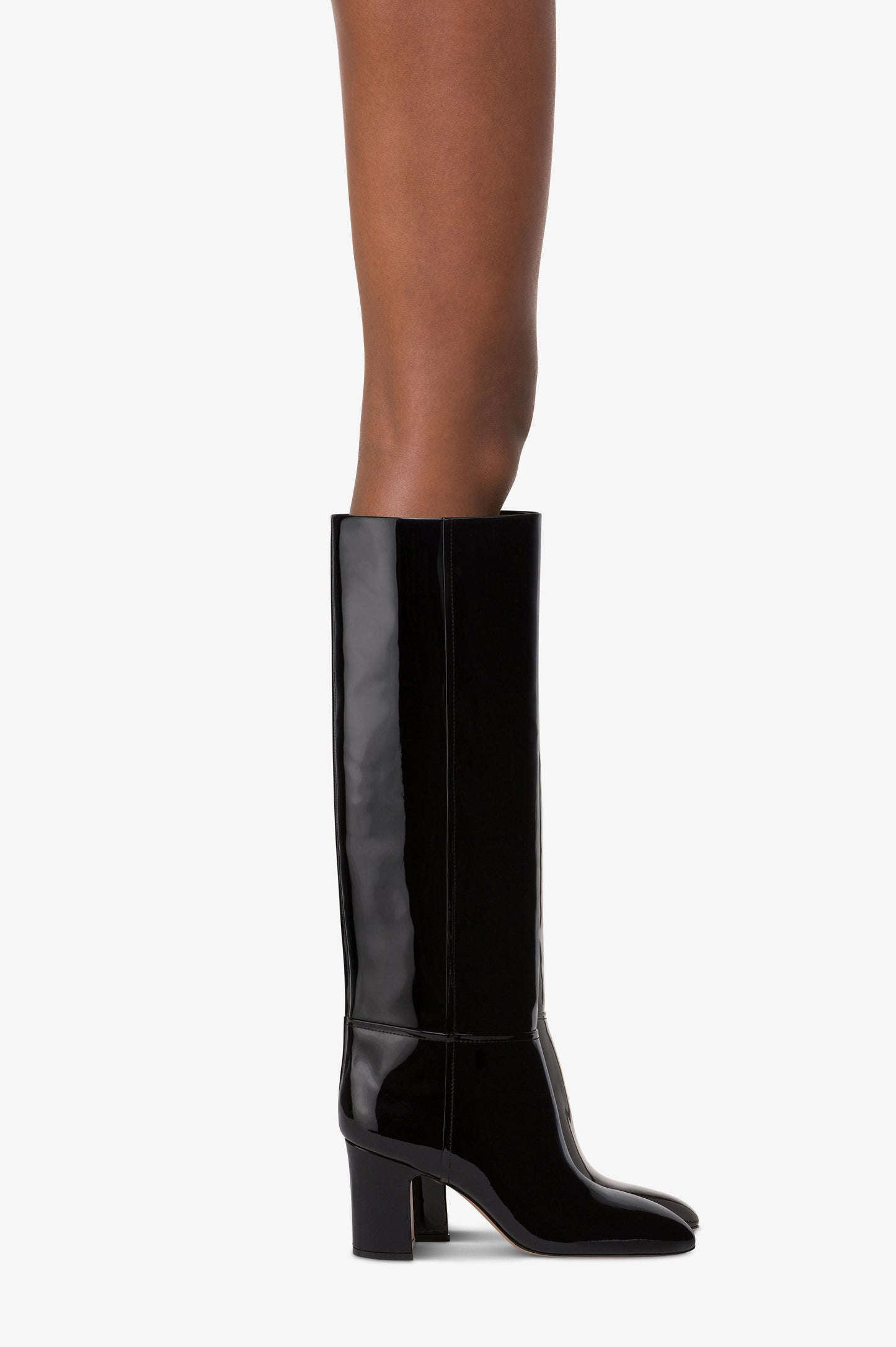 Boots in black patent leather.