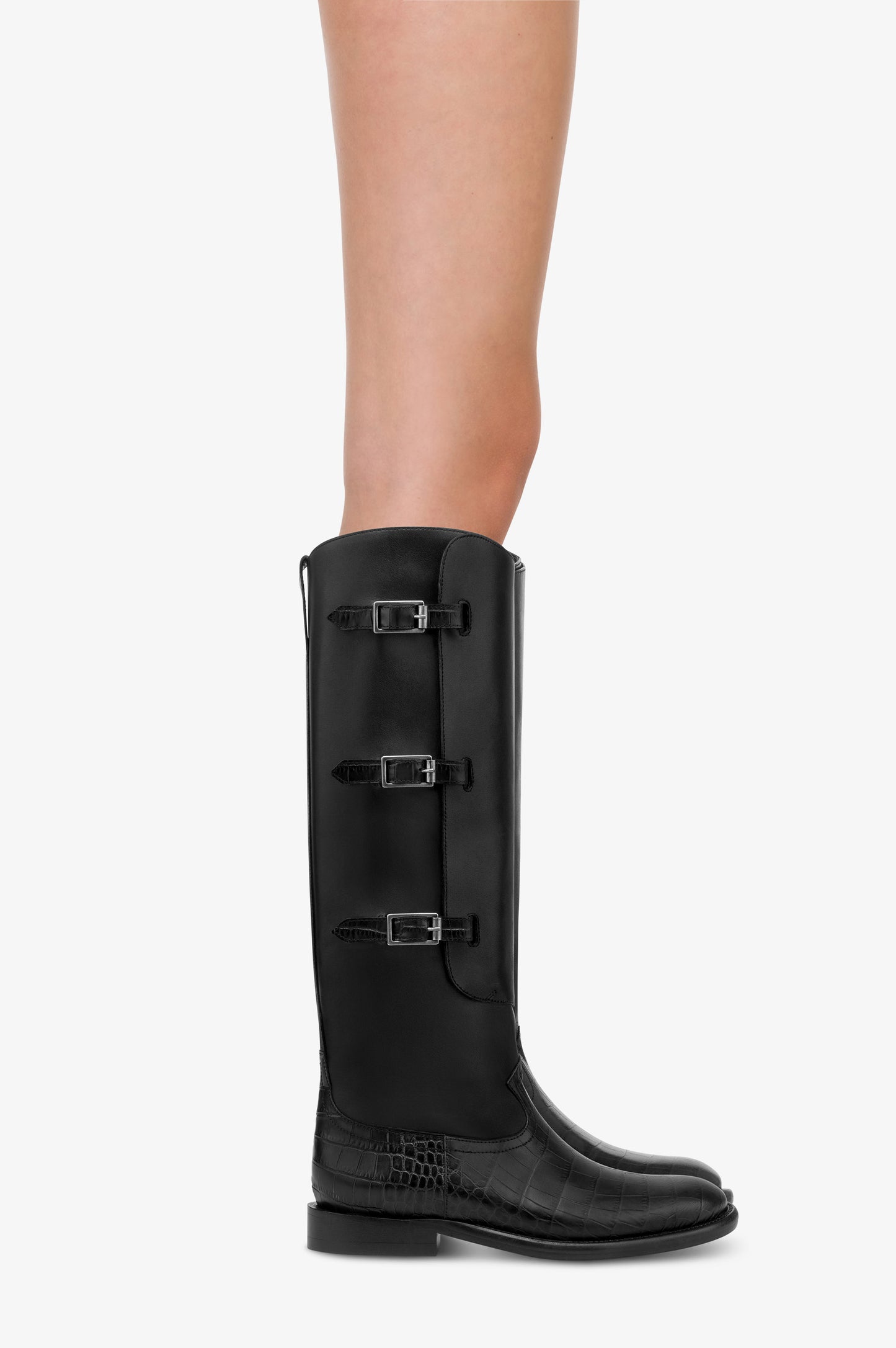 Bottes en cuir de veau noir avec details gaufres facon crocodile