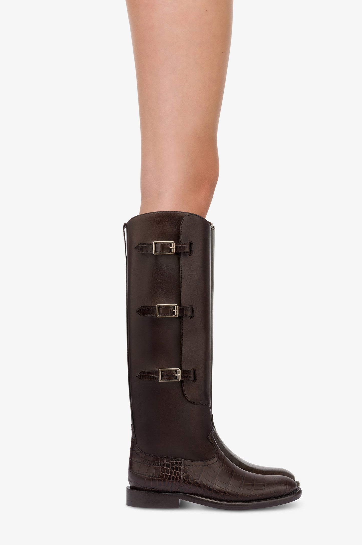 Stiefel aus ebenholzfarbenem Kalbsleder mit Details mit Kroko-Pragung