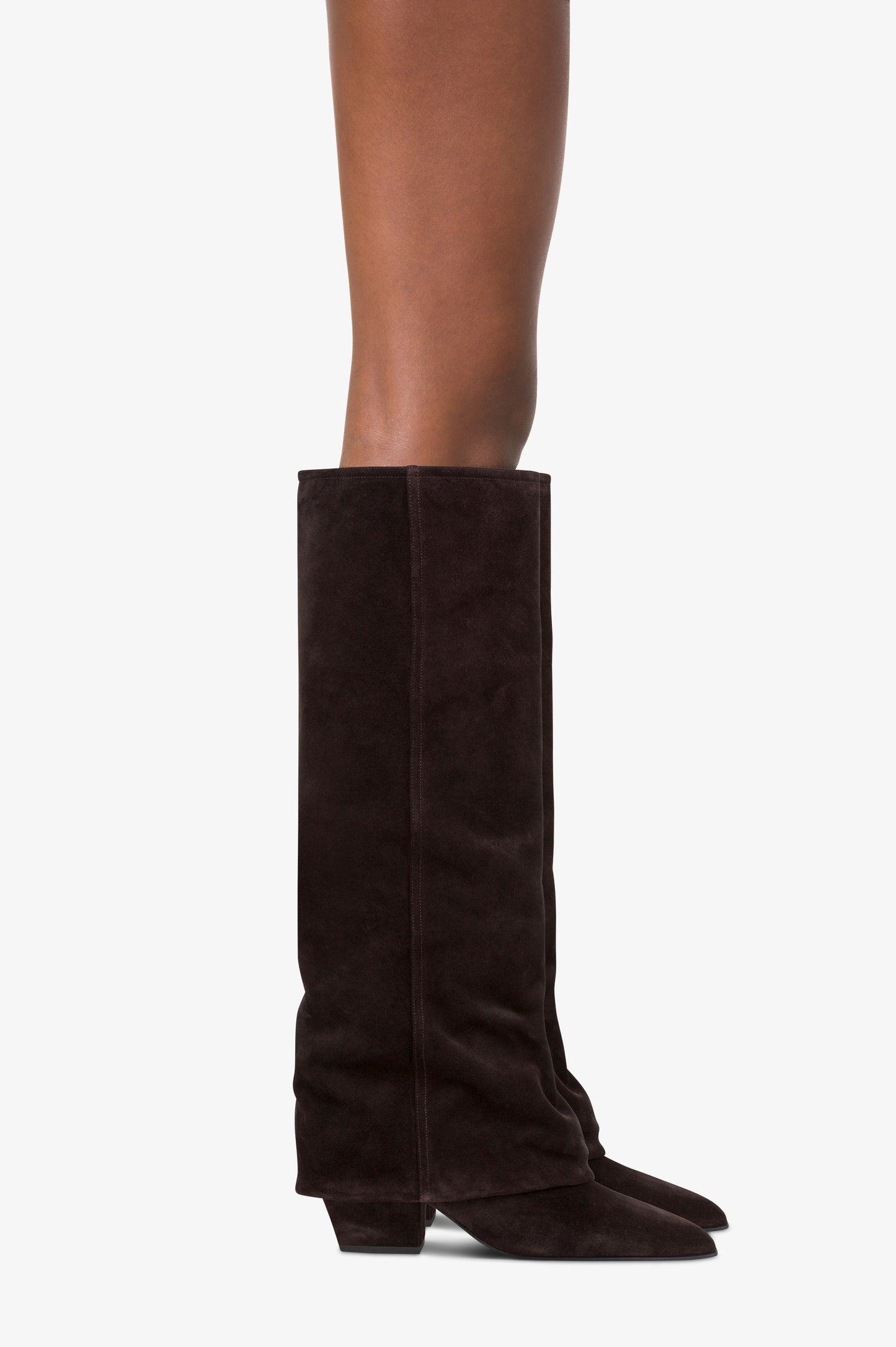 Botas <<fold-over>> de piel de ante de becerro de color ebano.