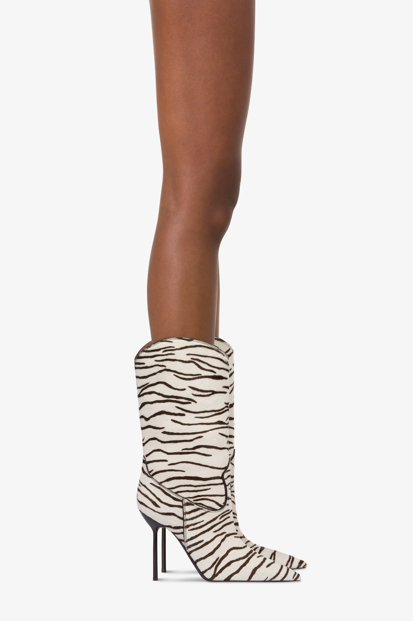 Stiefel aus weissem und tiefschwarzem bedrucktem Rindsleder.