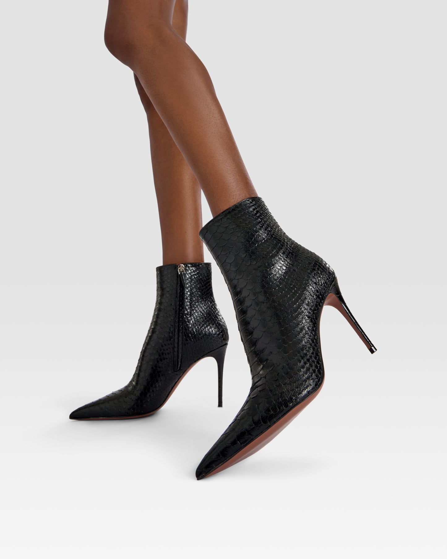 Botines de piel con estampado de serpiente de color negro