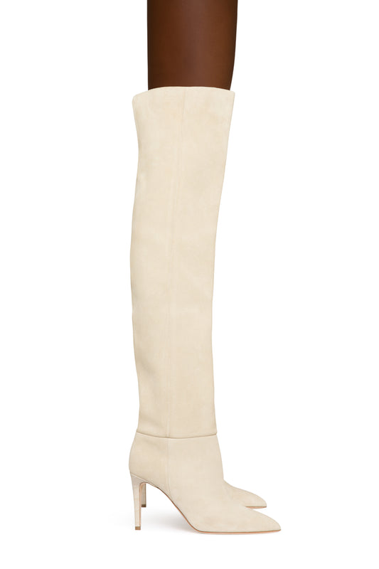 Overknee-Stiefel aus angorafarbenem Kalbsveloursleder mit 85 mm-Absatz - Produkt getragen