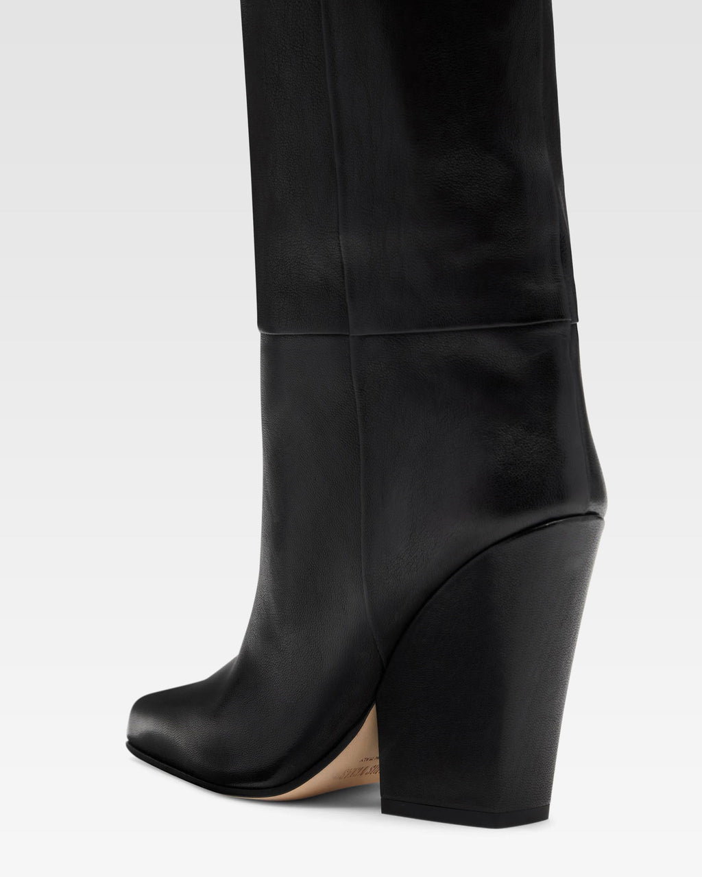 Botas de piel negra con efecto texturizado