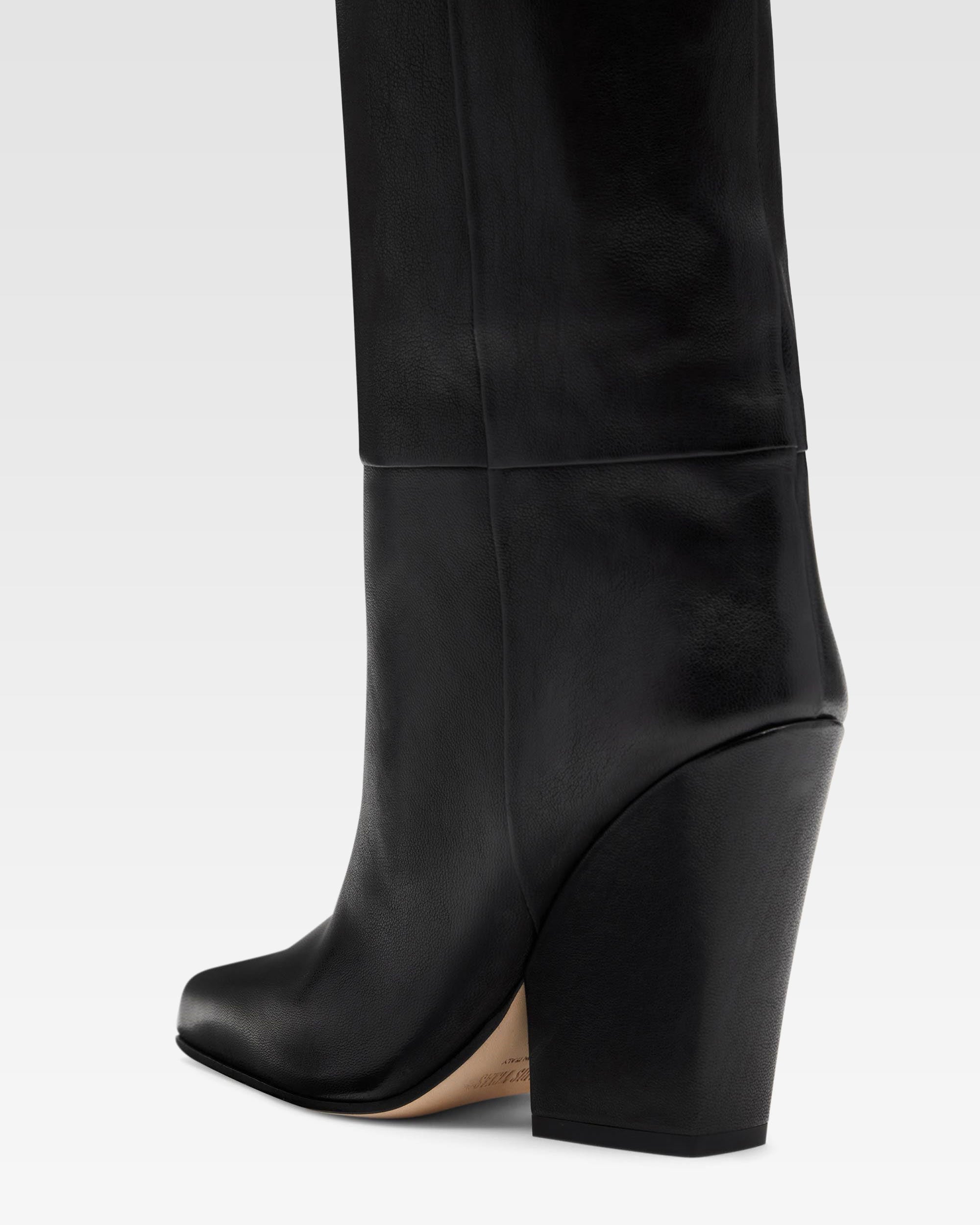 Botas de piel negra con efecto texturizado