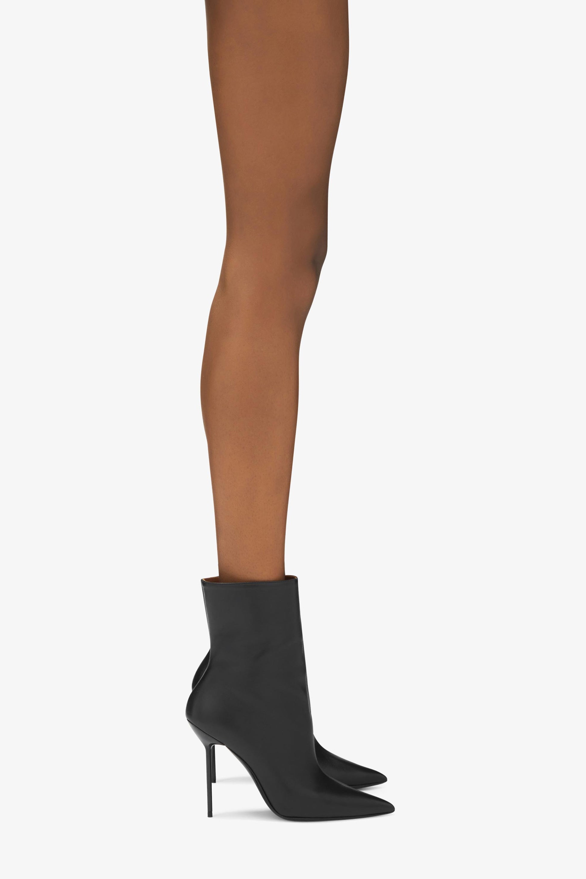 Stiletto-Stiefelette aus schwarzem Nappaleder - Produkt getragen
