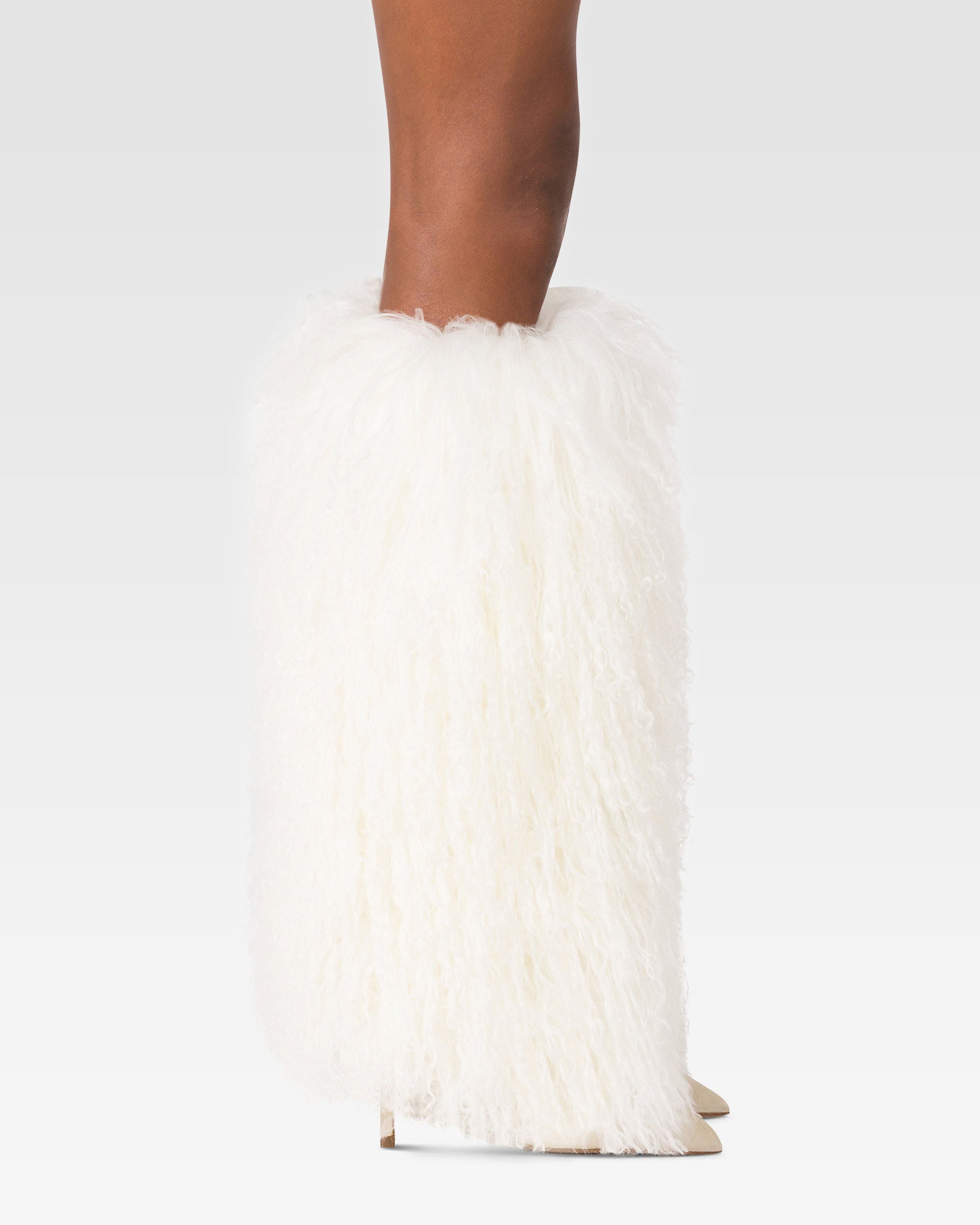 Boots in mongolian fur white