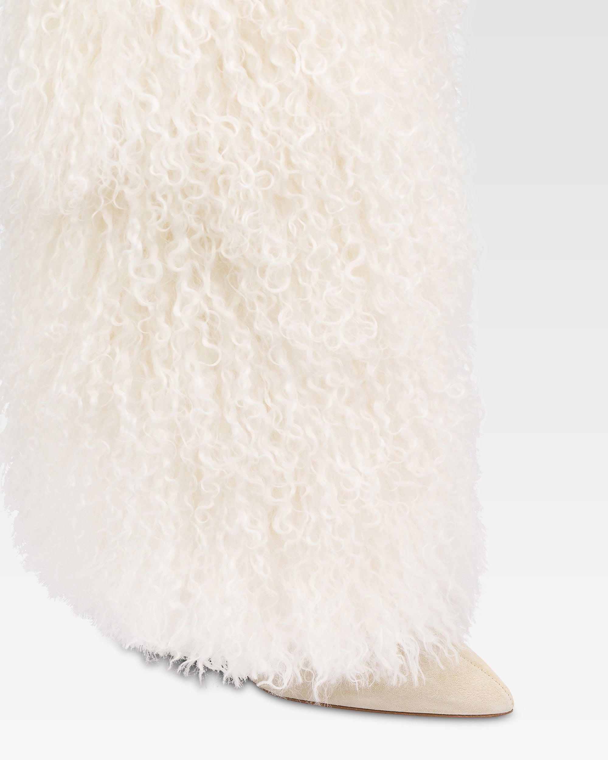 Boots in mongolian fur white