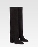 Kniehohe Stiefel aus weichem Wildleder in samtweichem Schwarz