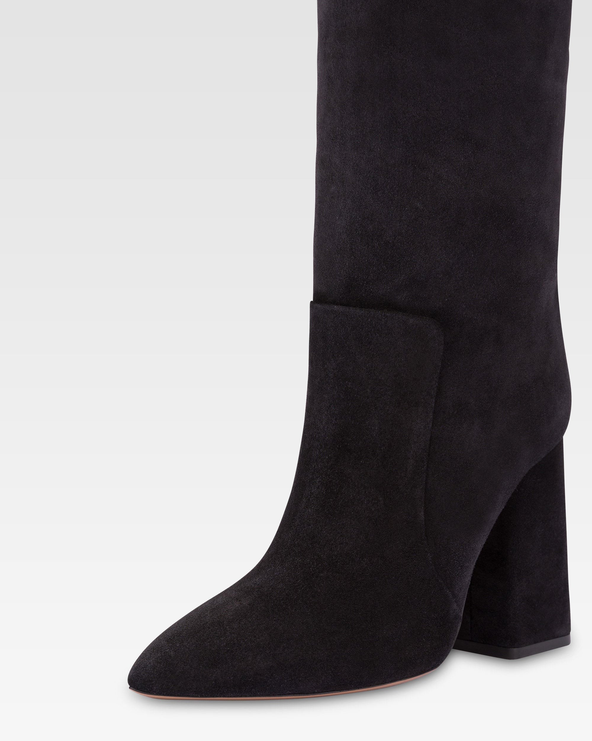 Kniehohe Stiefel aus weichem Wildleder in samtweichem Schwarz