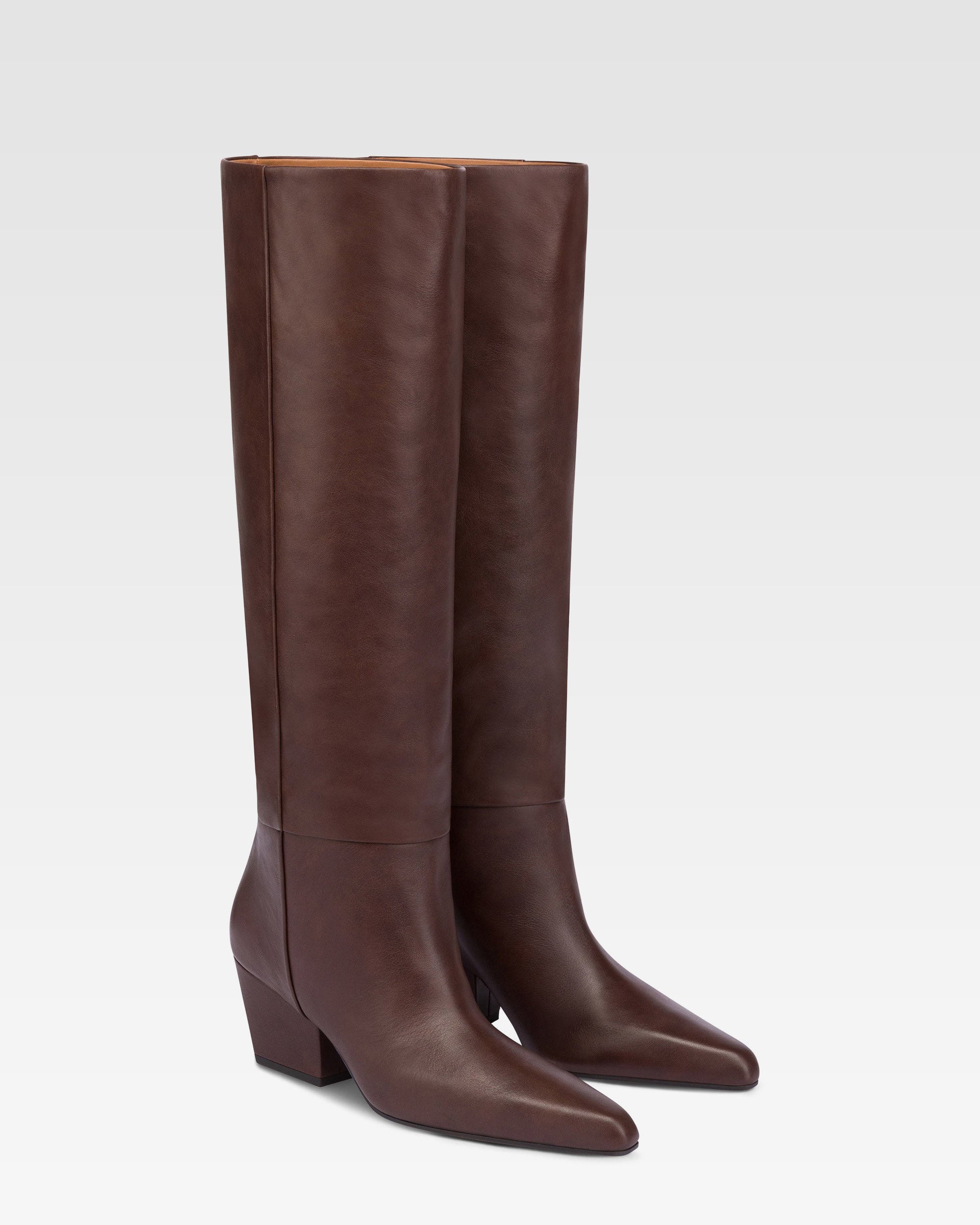 Kniehohe, lange, spitz zulaufende Stiefel aus geschmeidigem mokkafarbenem Leder