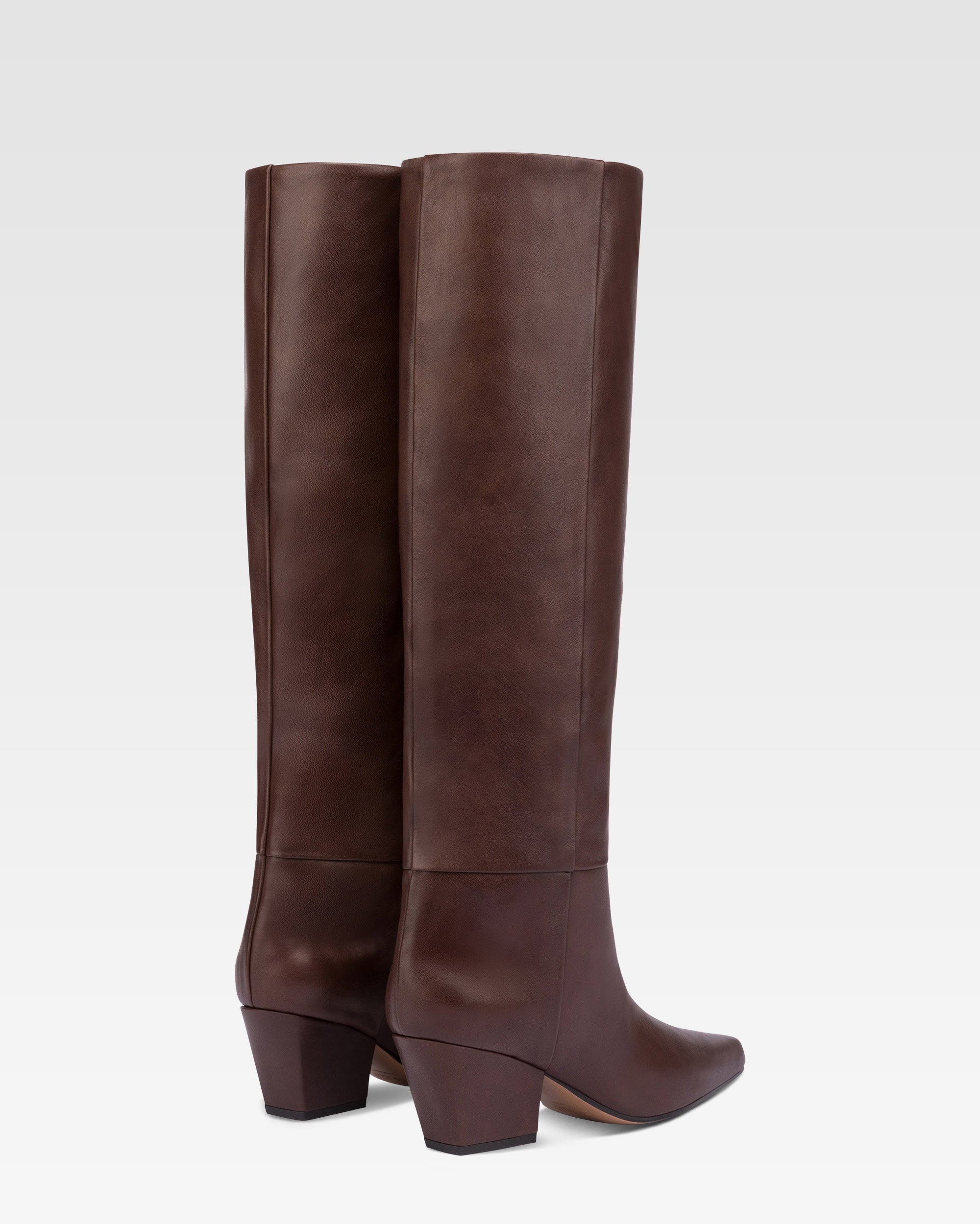 Kniehohe, lange, spitz zulaufende Stiefel aus geschmeidigem mokkafarbenem Leder