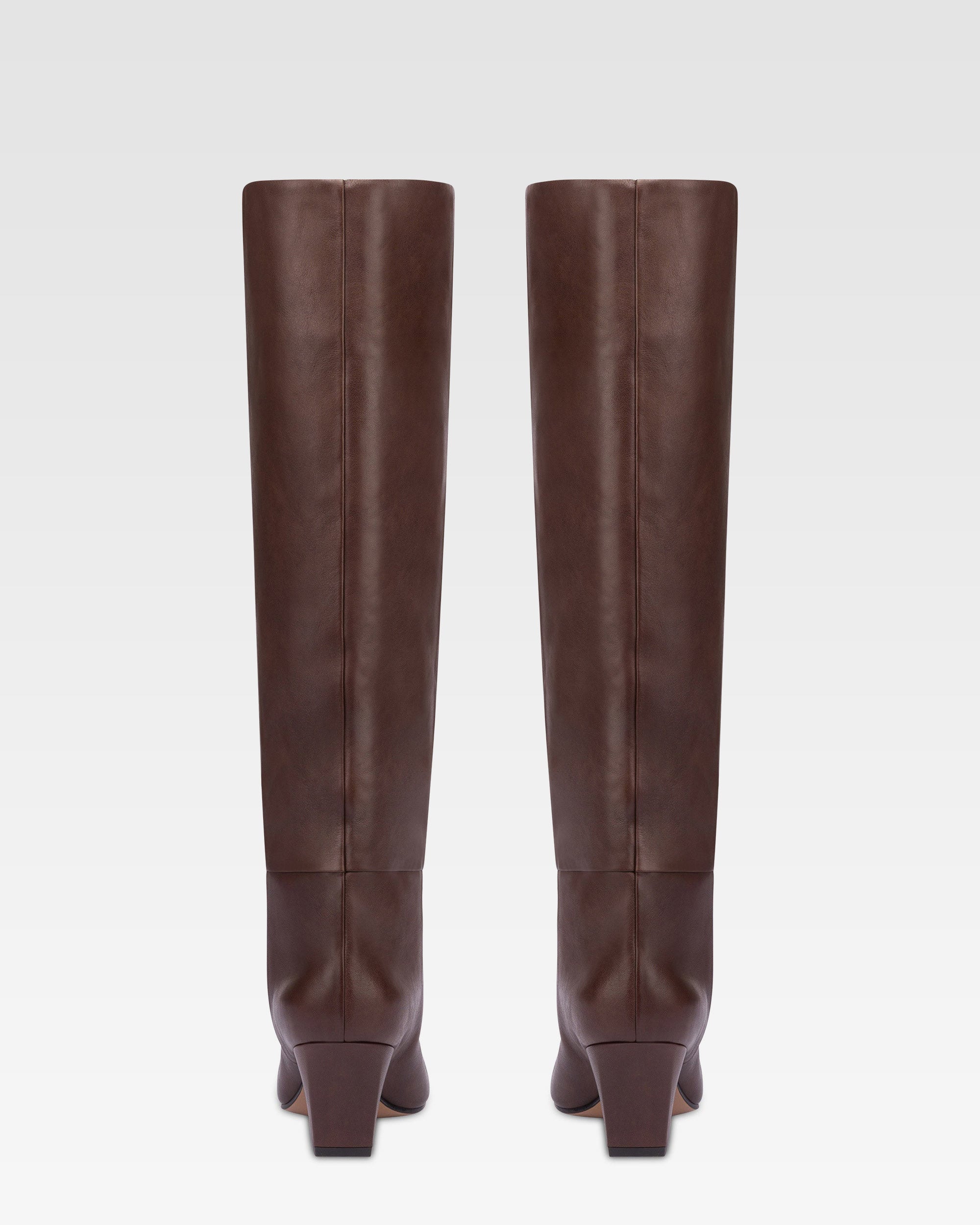 Kniehohe, lange, spitz zulaufende Stiefel aus geschmeidigem mokkafarbenem Leder