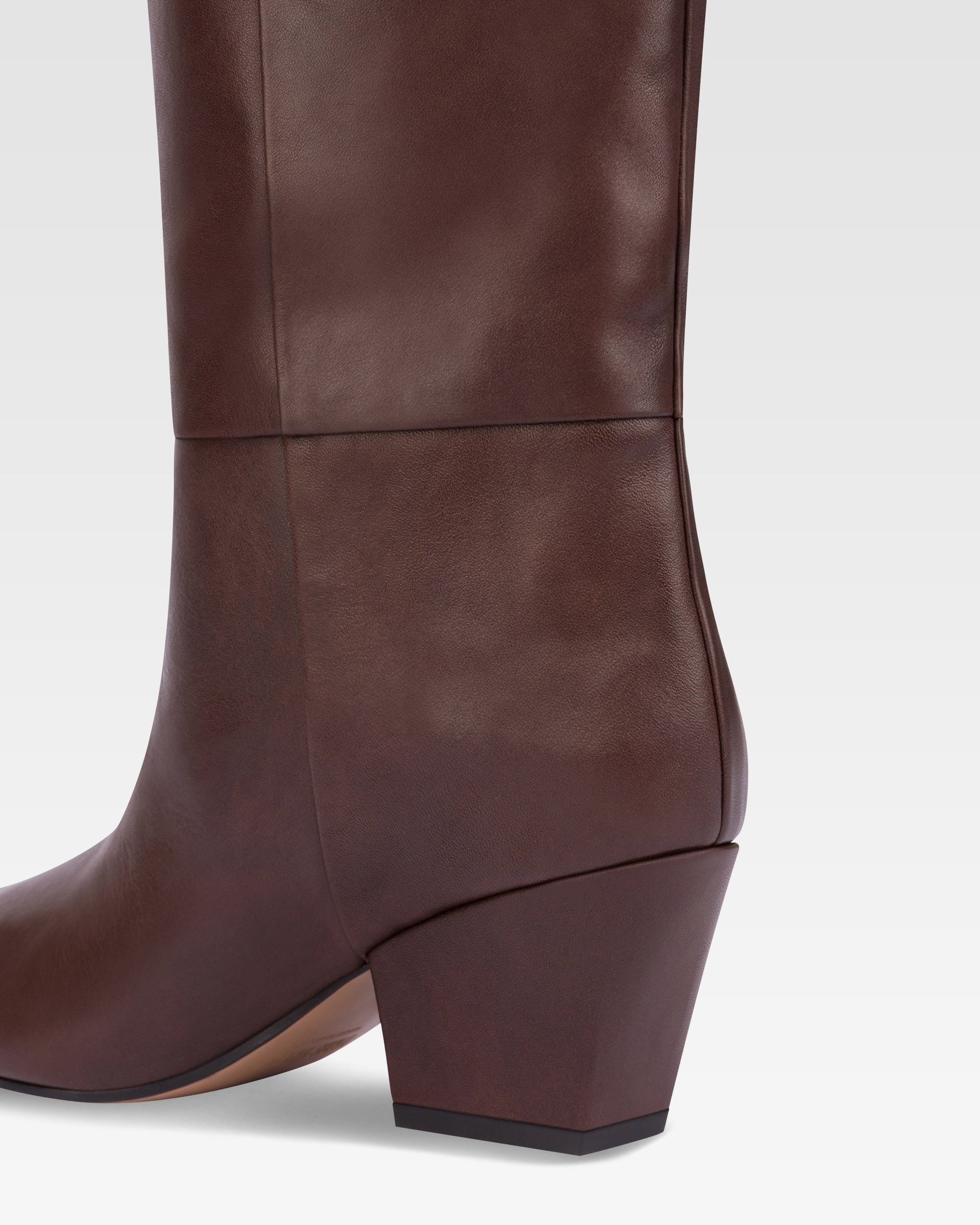 Kniehohe, lange, spitz zulaufende Stiefel aus geschmeidigem mokkafarbenem Leder