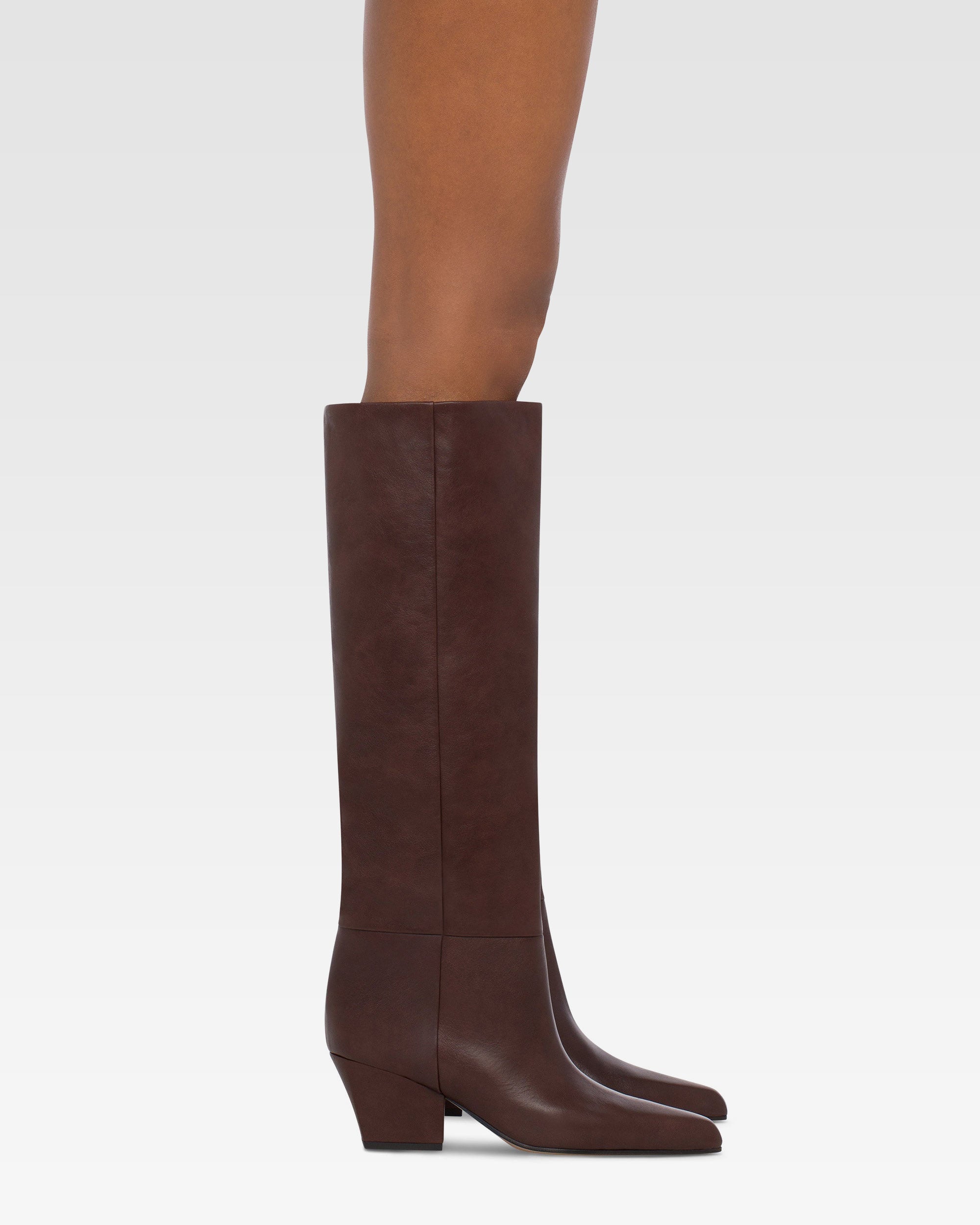 Kniehohe, lange, spitz zulaufende Stiefel aus geschmeidigem mokkafarbenem Leder