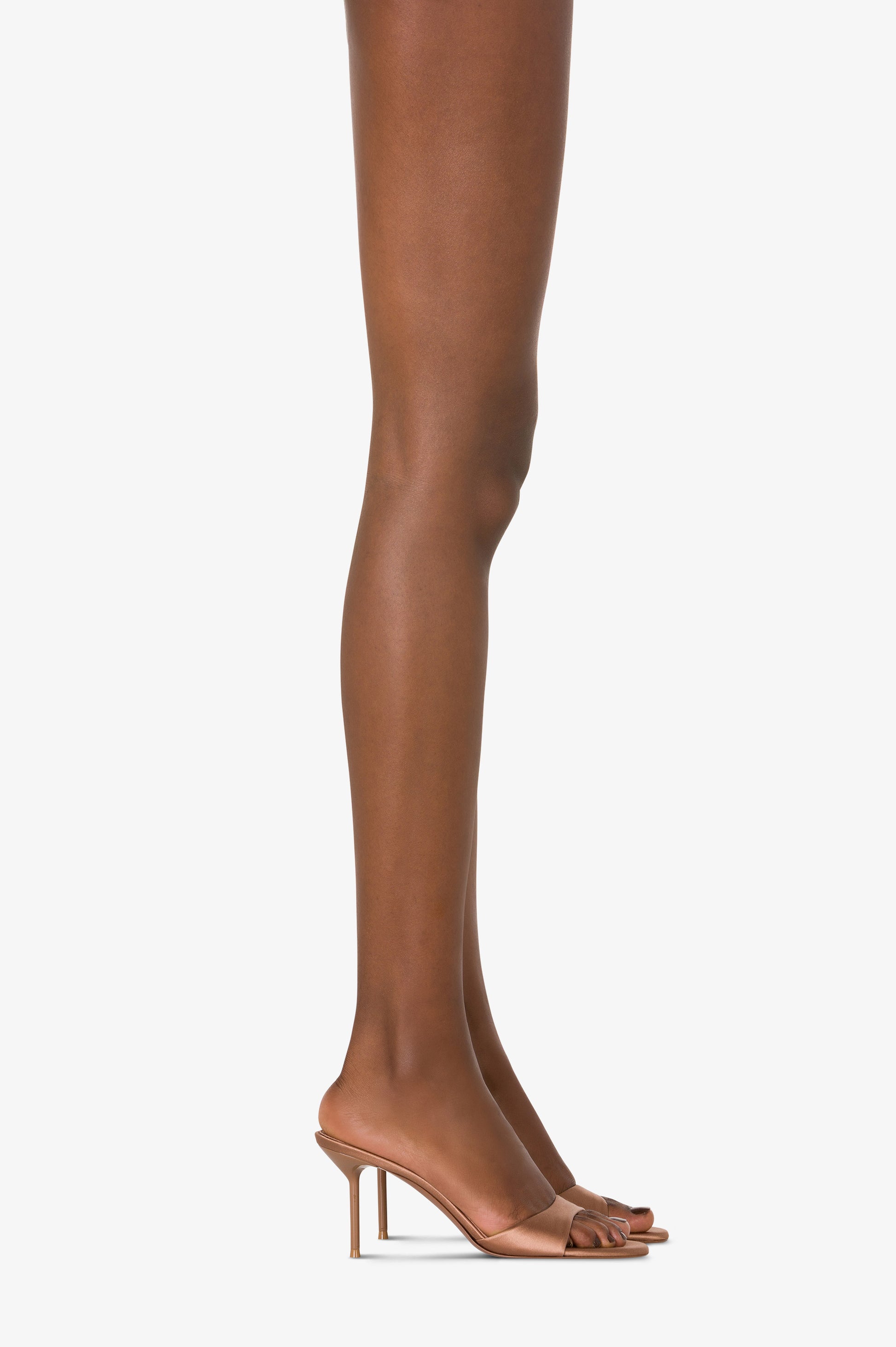 Mules de saten de color caramelo.