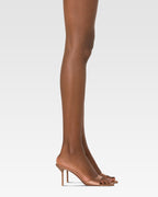 Pantoletten aus karamellfarbenem Satin.