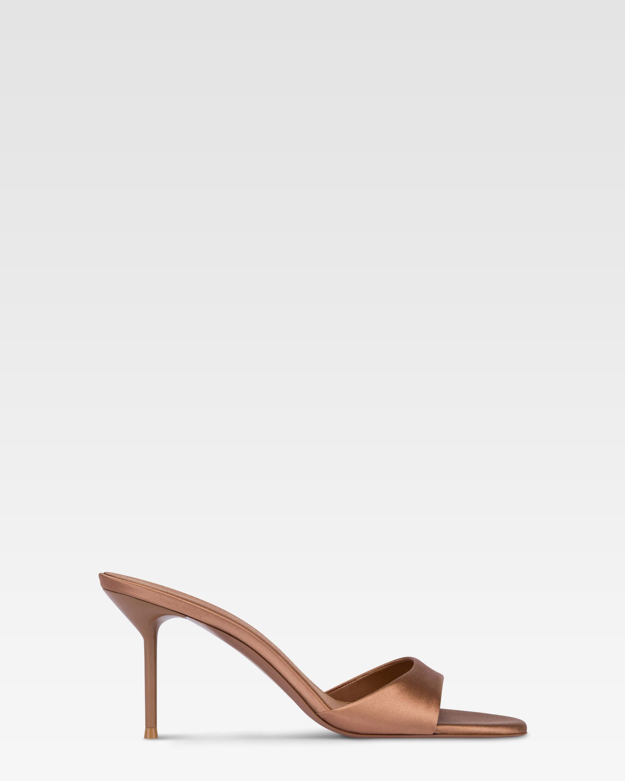 Mules de saten de color caramelo.