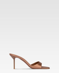 Mules de saten de color negro. — Caramelo