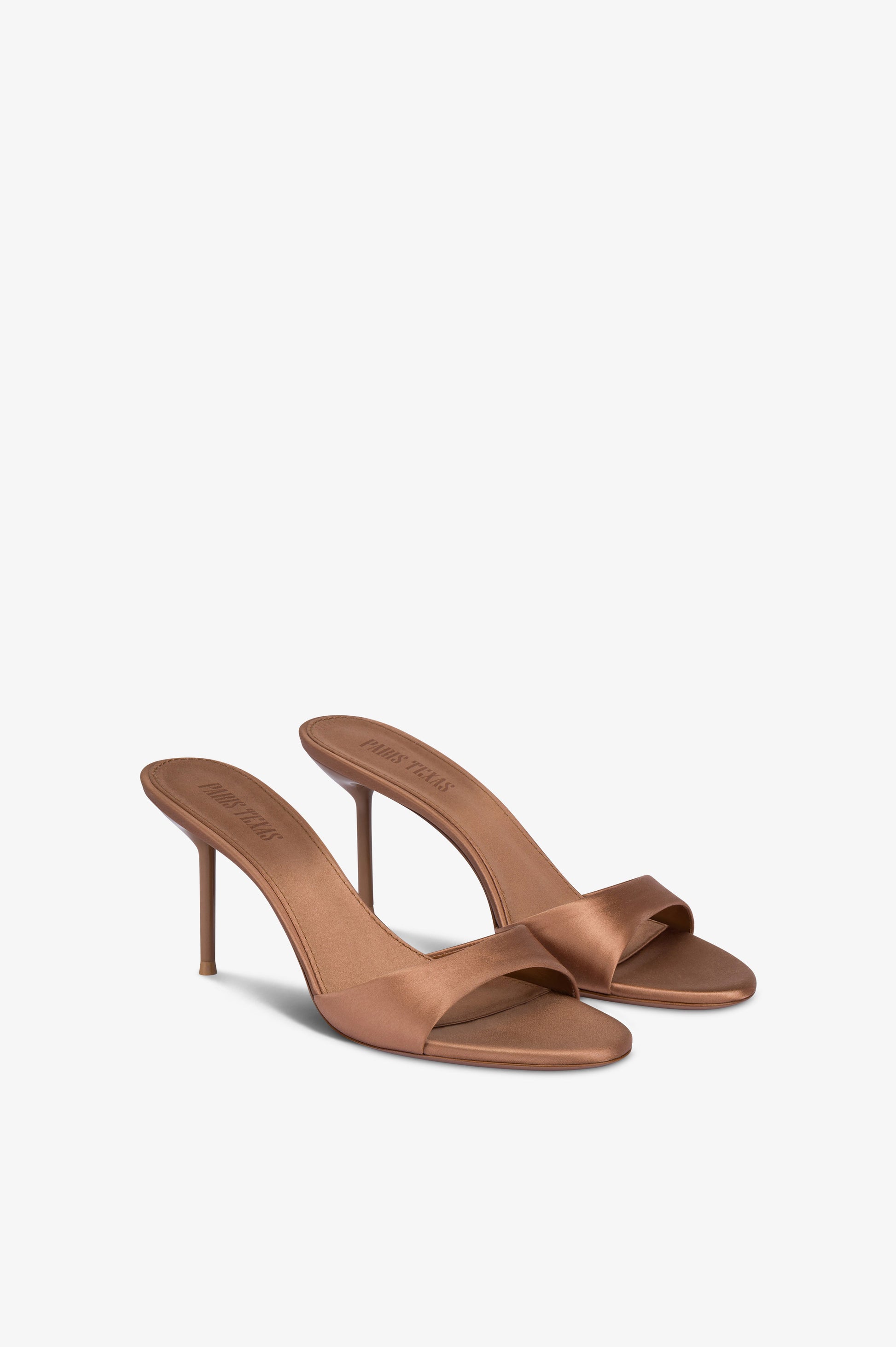 Mules de saten de color caramelo.