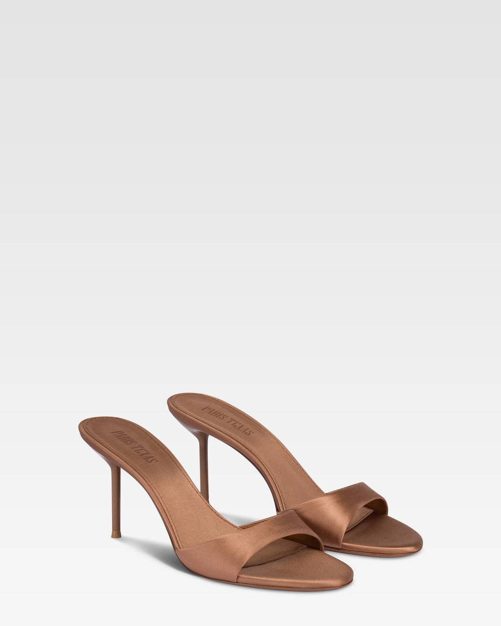 Pantoletten aus karamellfarbenem Satin.