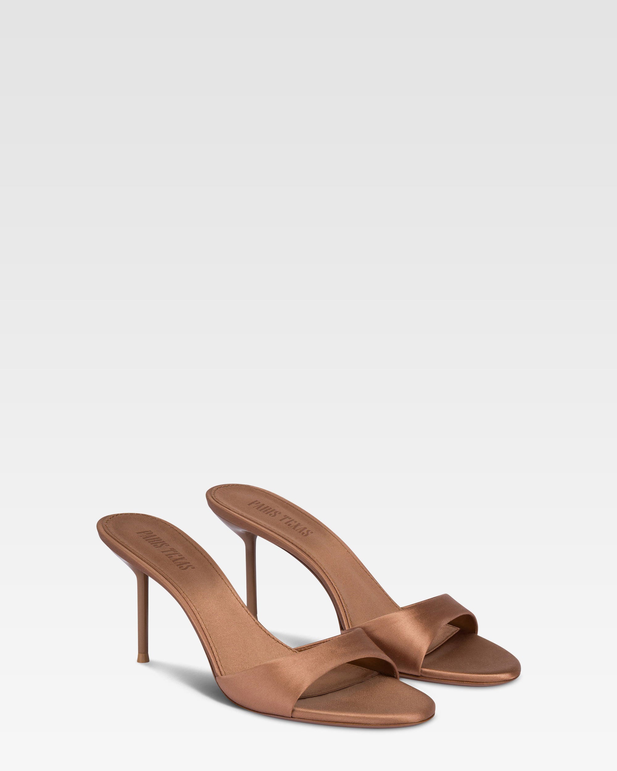 Mules de saten de color caramelo.
