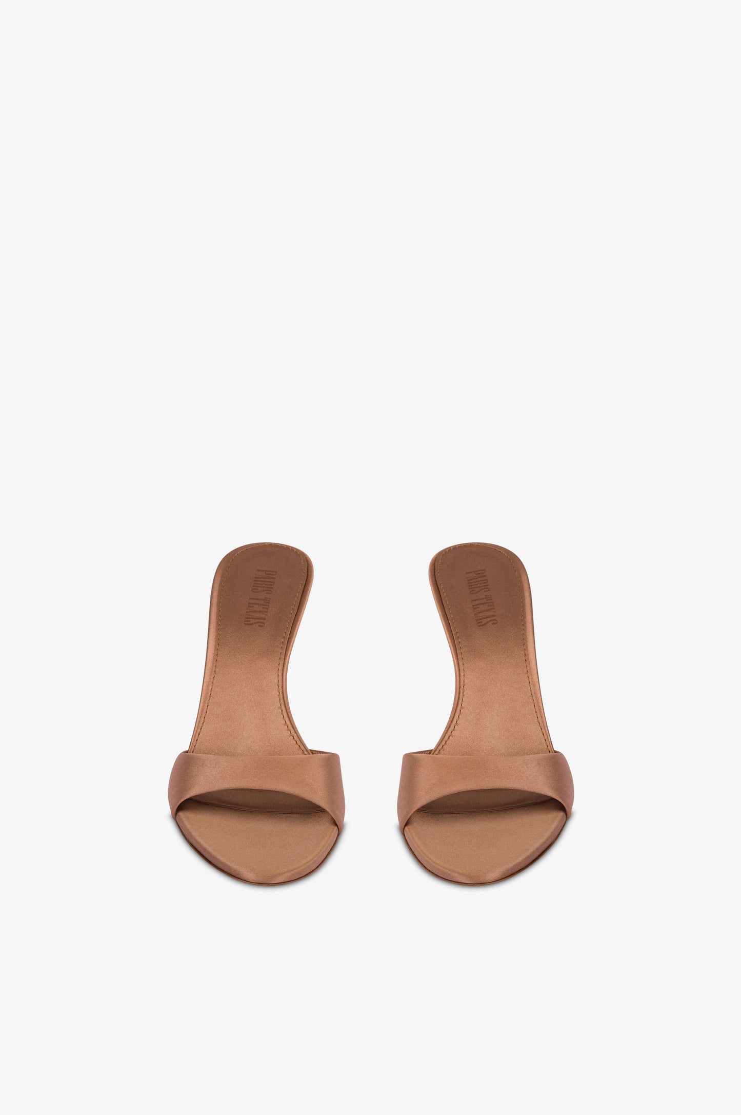 Mules de saten de color caramelo.