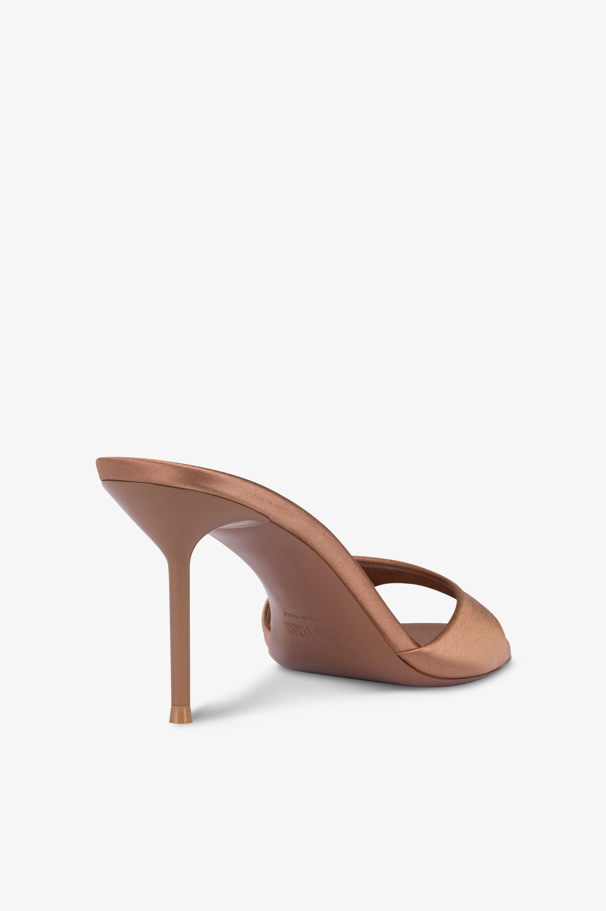 Mules de saten de color caramelo.