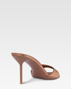 Pantoletten aus karamellfarbenem Satin.