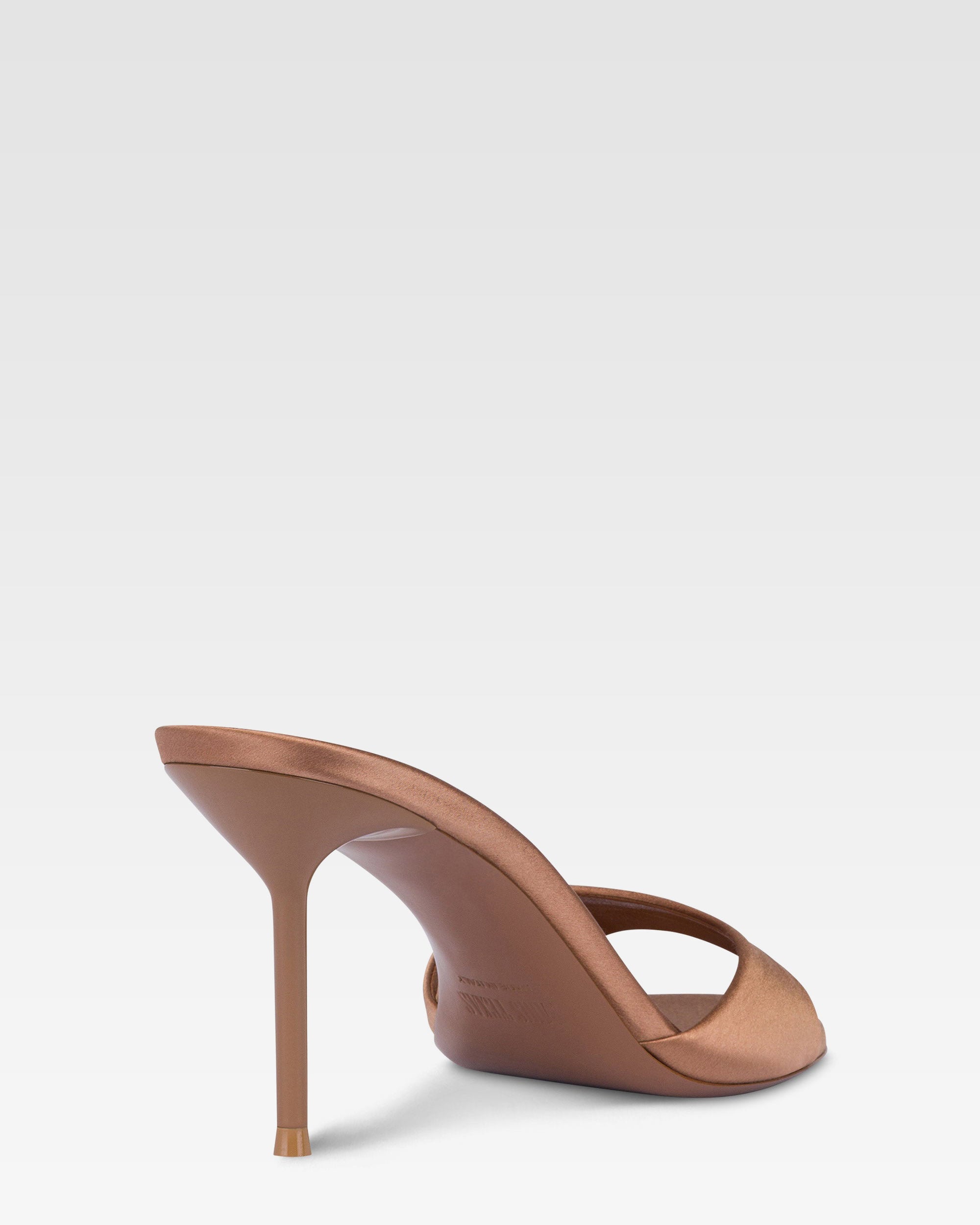 Mules de saten de color caramelo.