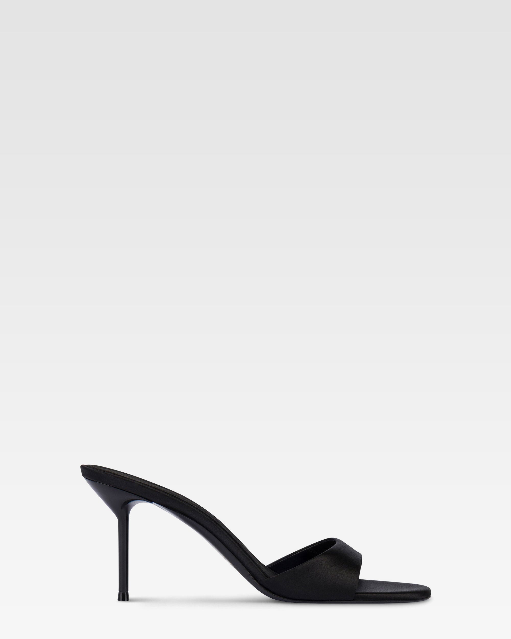 Mules de saten de color negro.