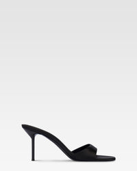 Mules de saten de color negro. — Negro