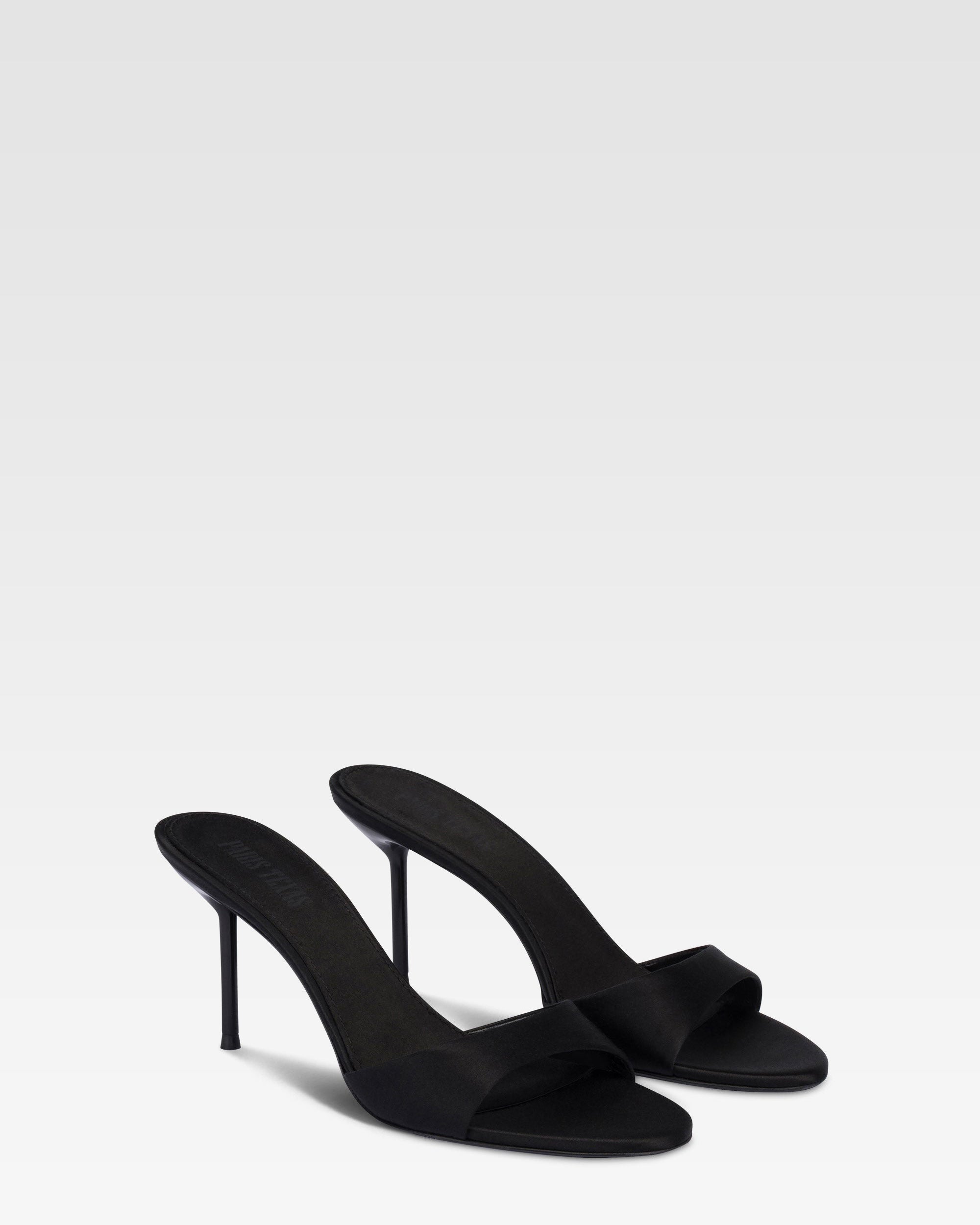 Mules de saten de color negro.