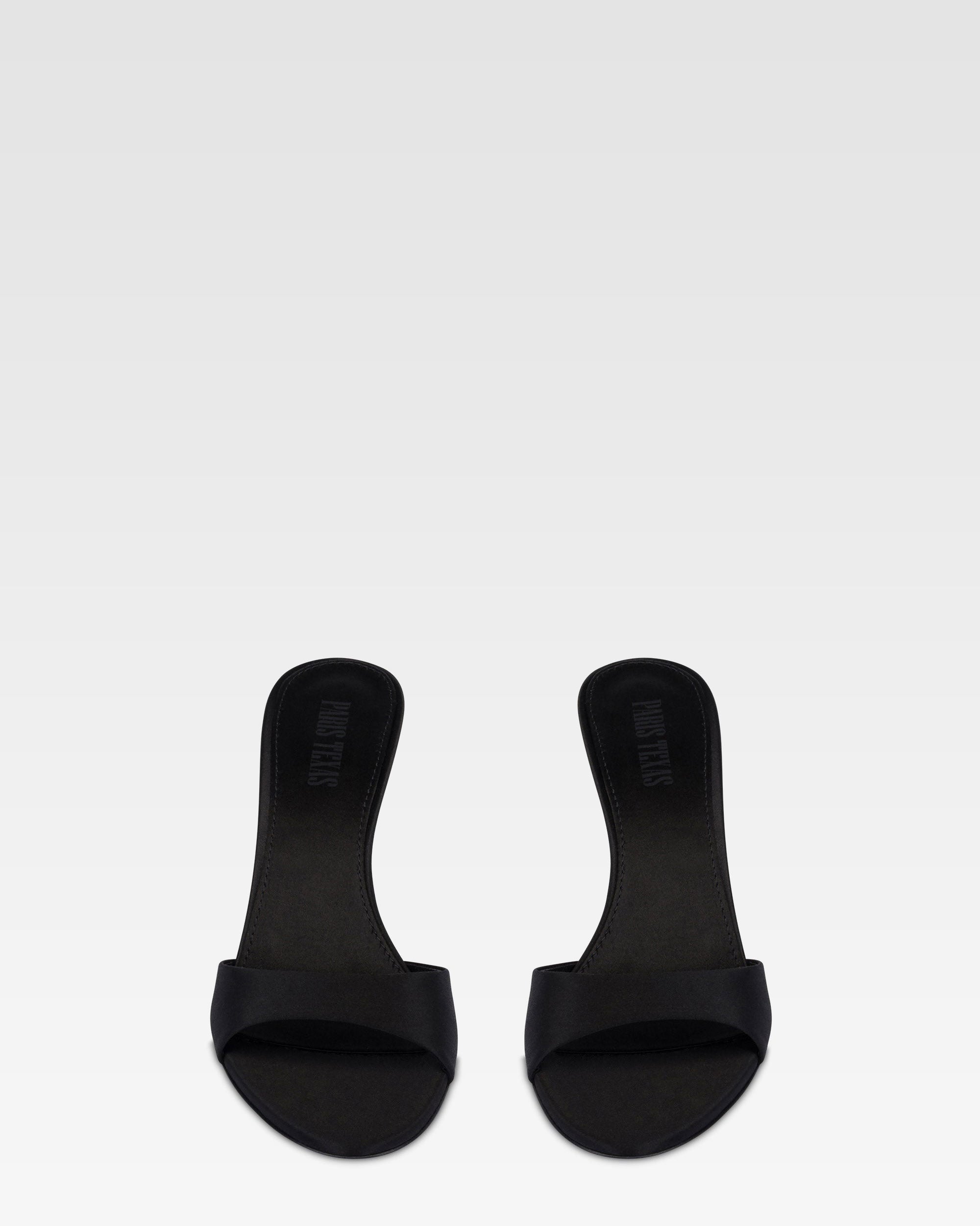 Mules de saten de color negro.