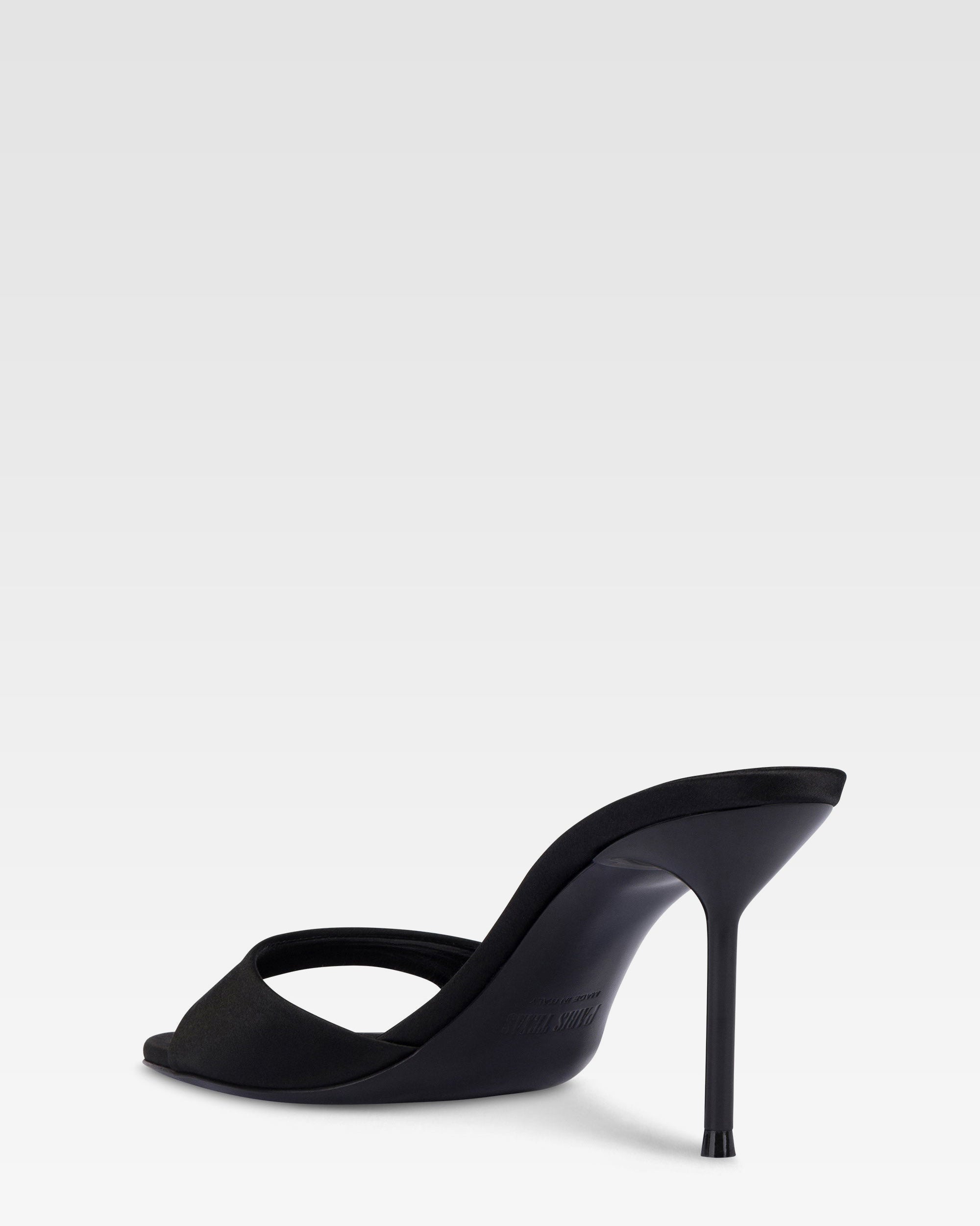 Mules de saten de color negro.