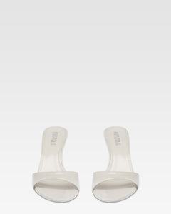 Mules in grey patent leather