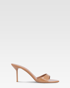 Mules in caramel patent leather