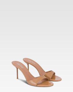 Mules in caramel patent leather