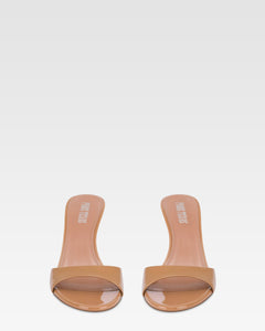 Mules in caramel patent leather