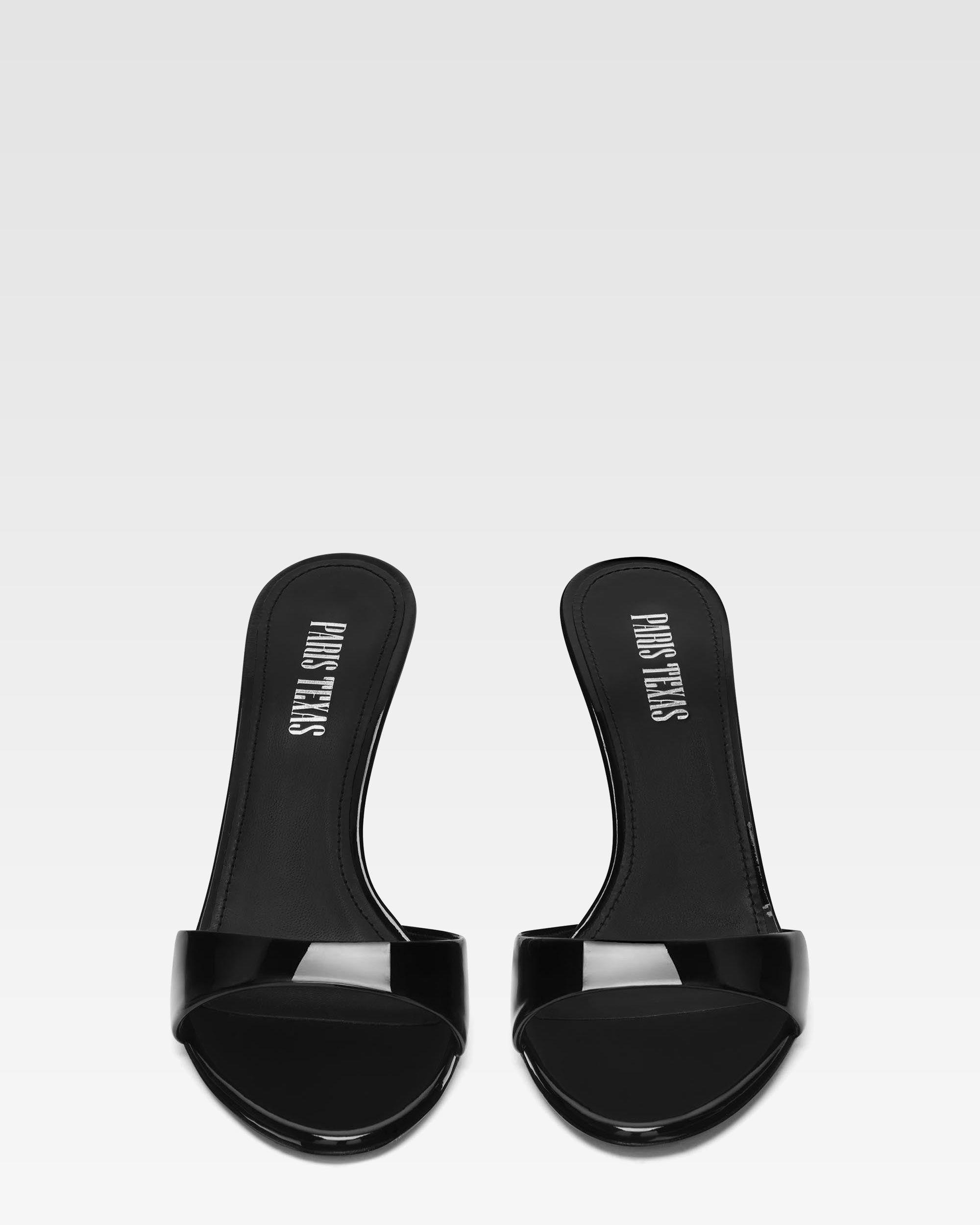 Mules aus schwarzem Lackleder