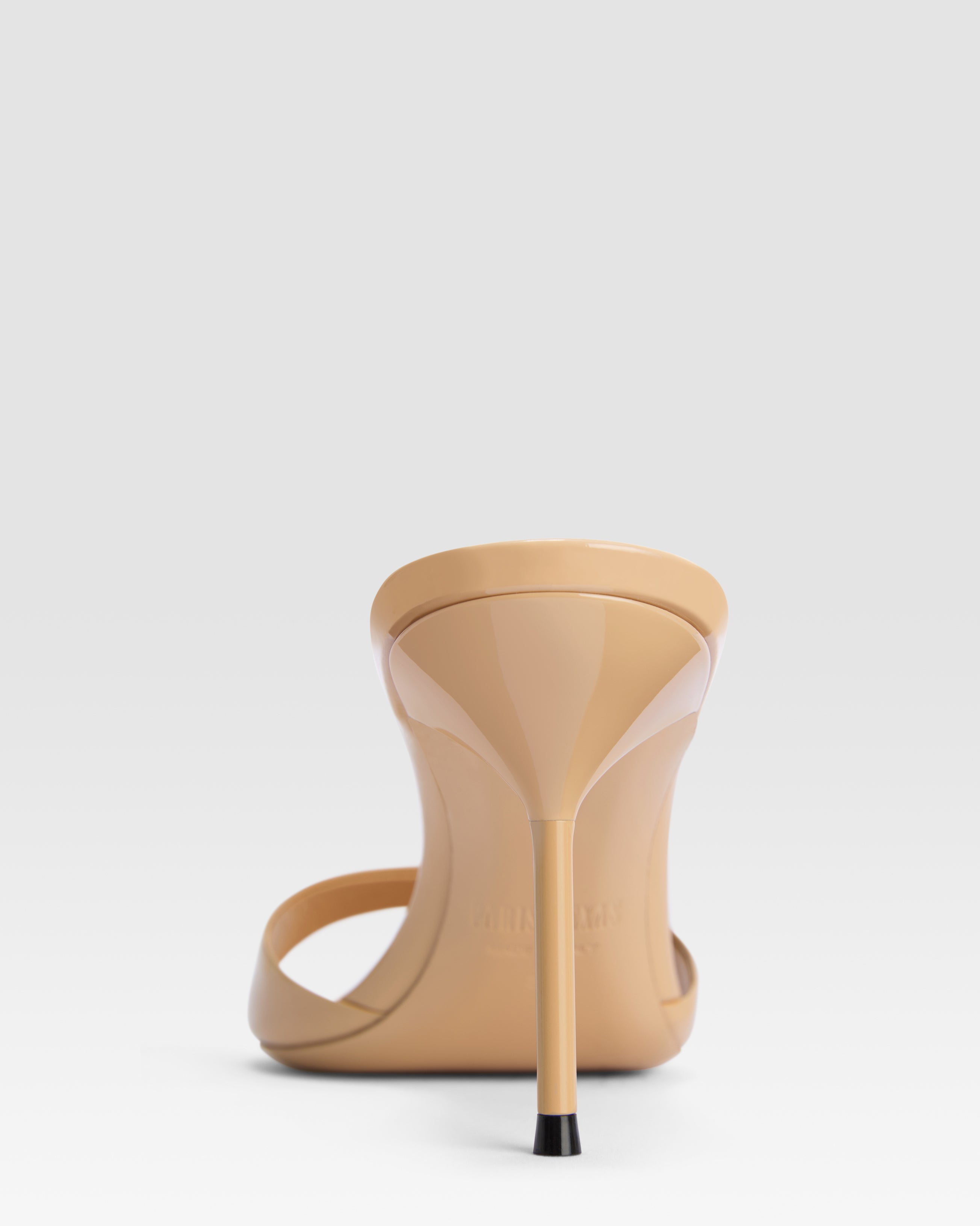 Mules in honey patent leather