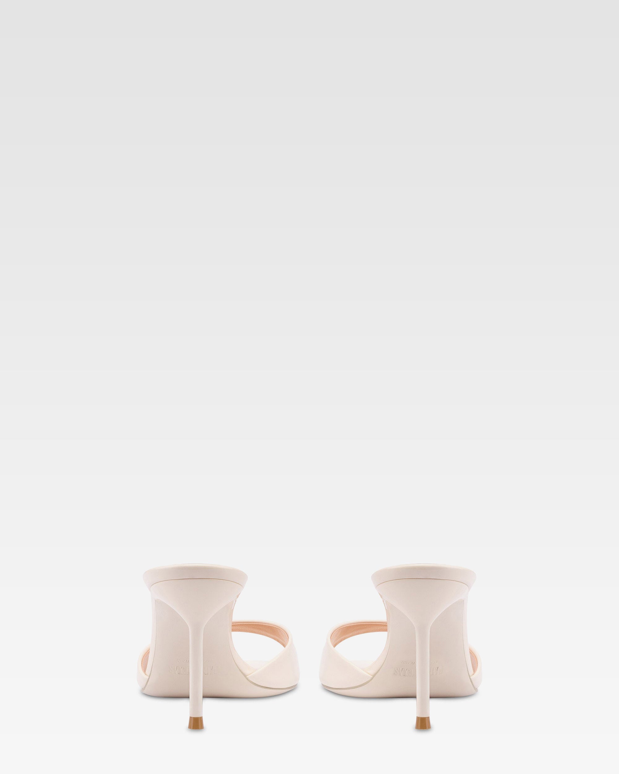 Pantoletten aus elfenbeinfarbenem Lackleder