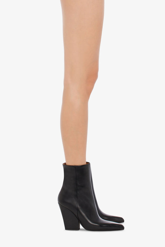 Pointed ankle boots in smooth black leather - Produit porté