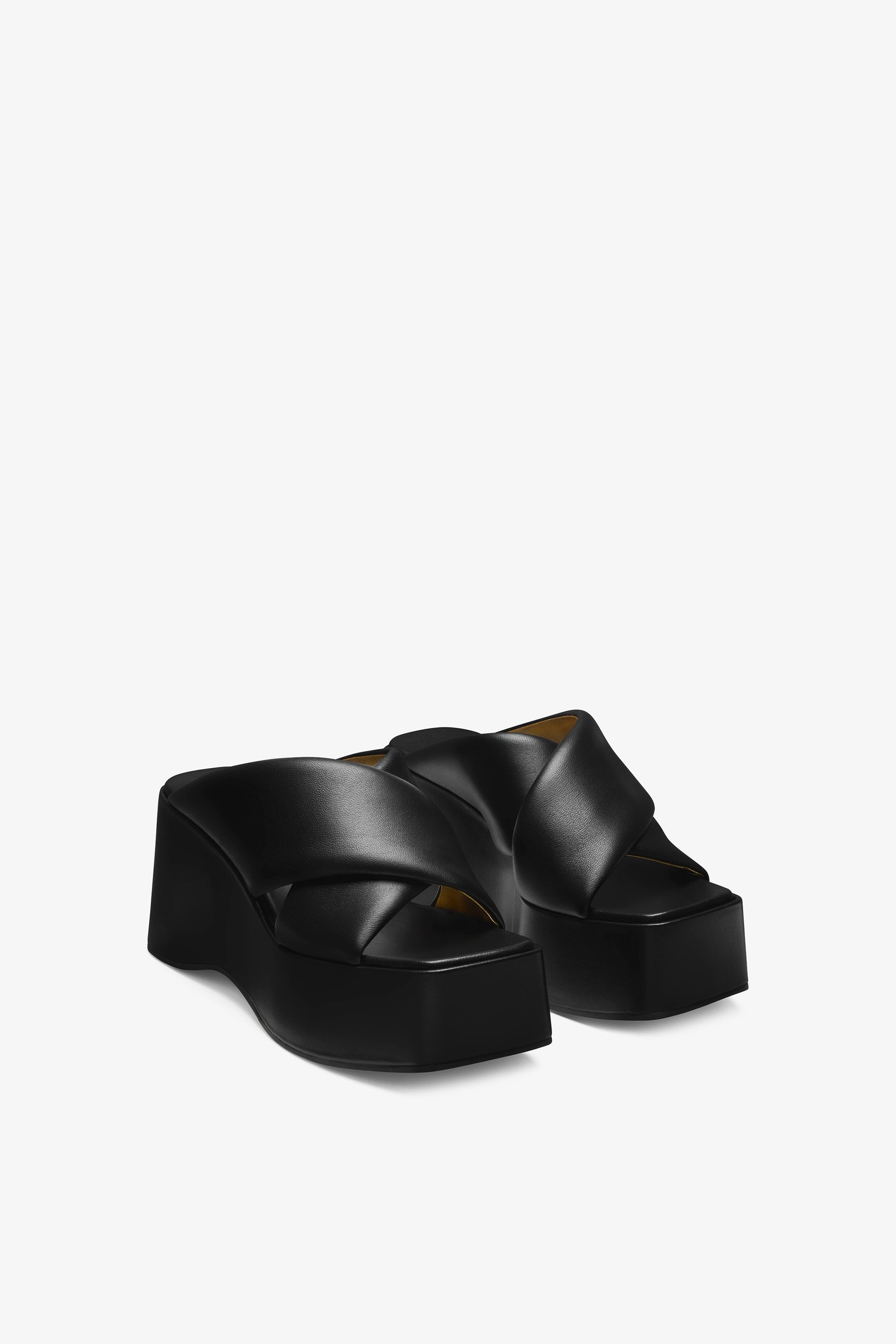 Zapato con cuna de piel gofrada negra