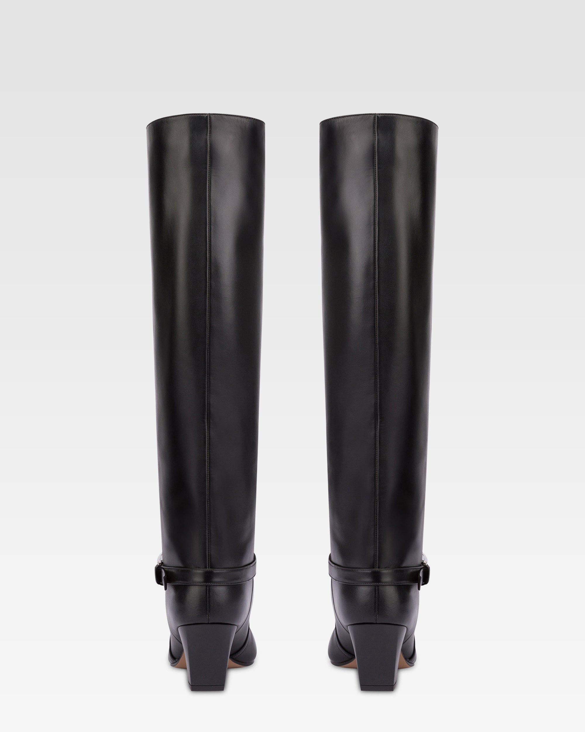 Long, pointed knee-high boots in smooth black leather