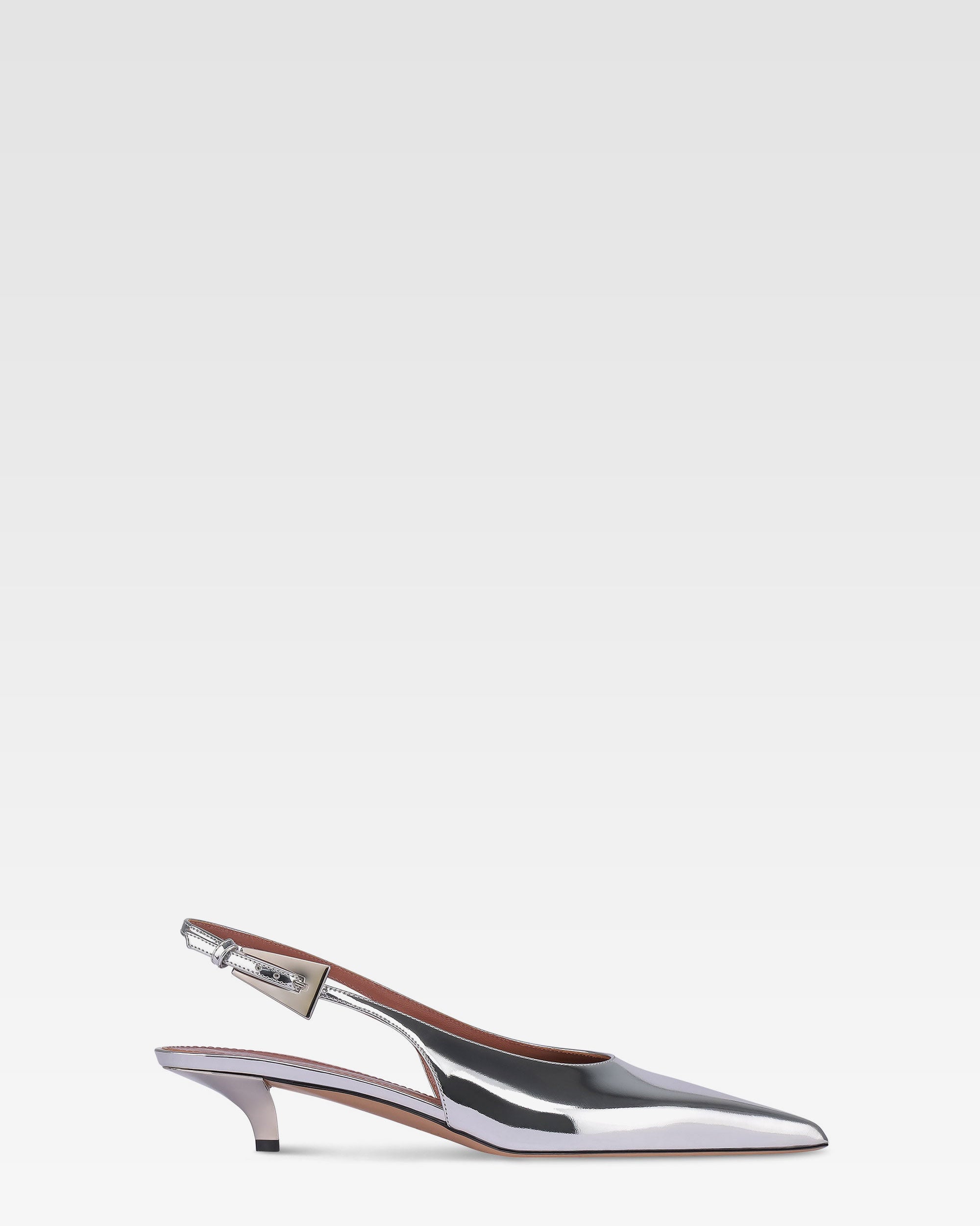 Slingbacks en piel plateada efecto espejo
