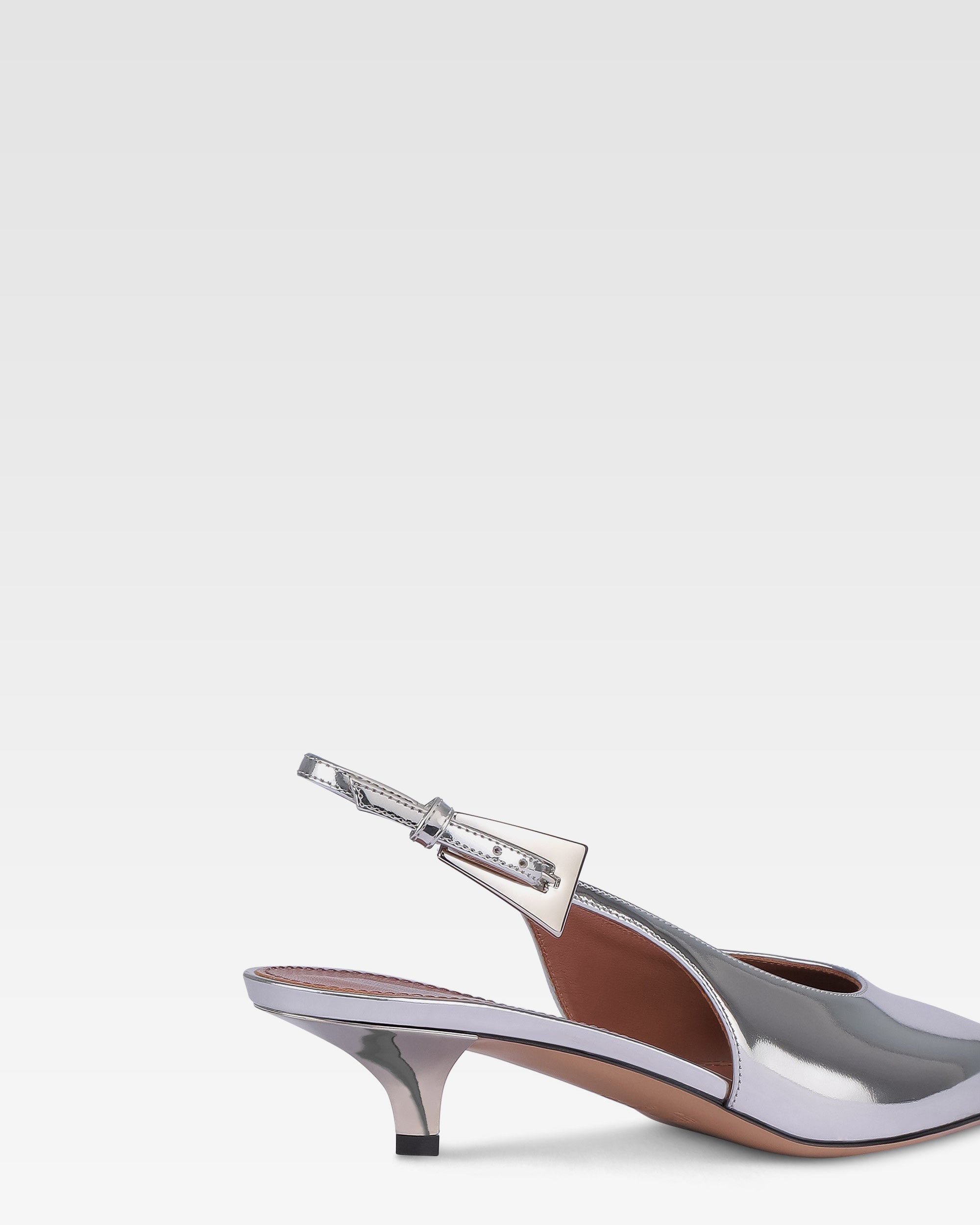 Slingbacks en piel plateada efecto espejo