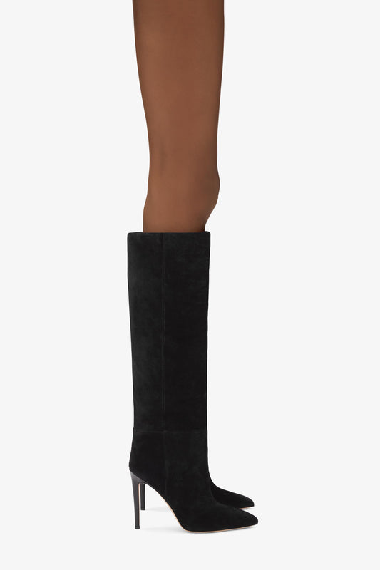 Stiletto-Stiefel aus schwarzem Kalbsveloursleder - Produkt getragen